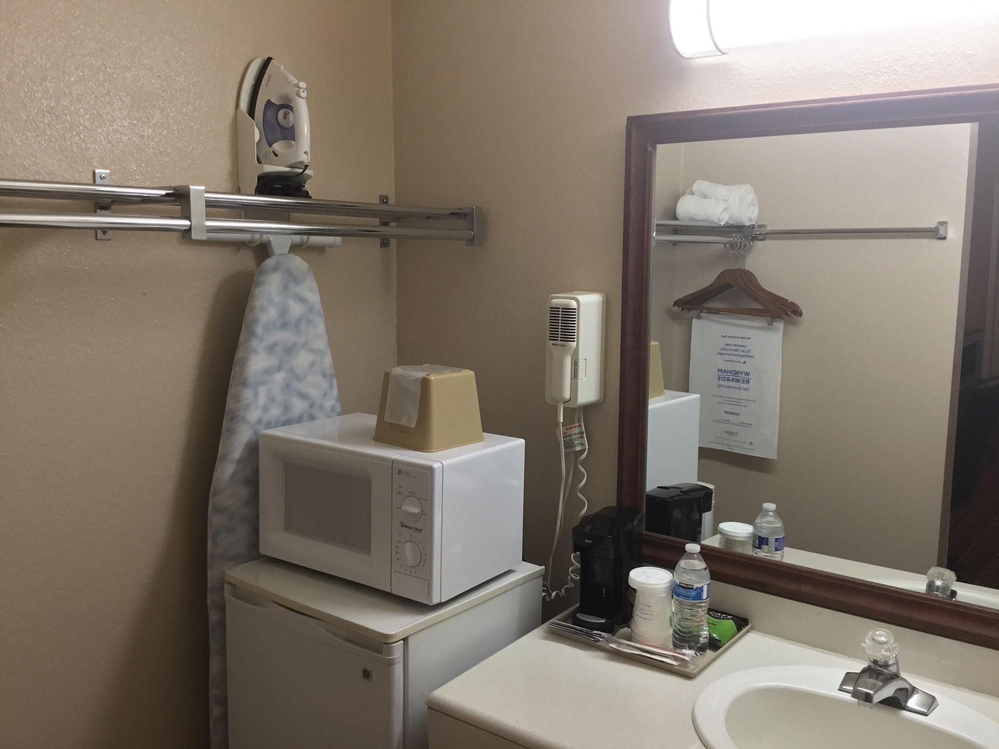 Days Inn By Wyndham College Station University Drive Εξωτερικό φωτογραφία