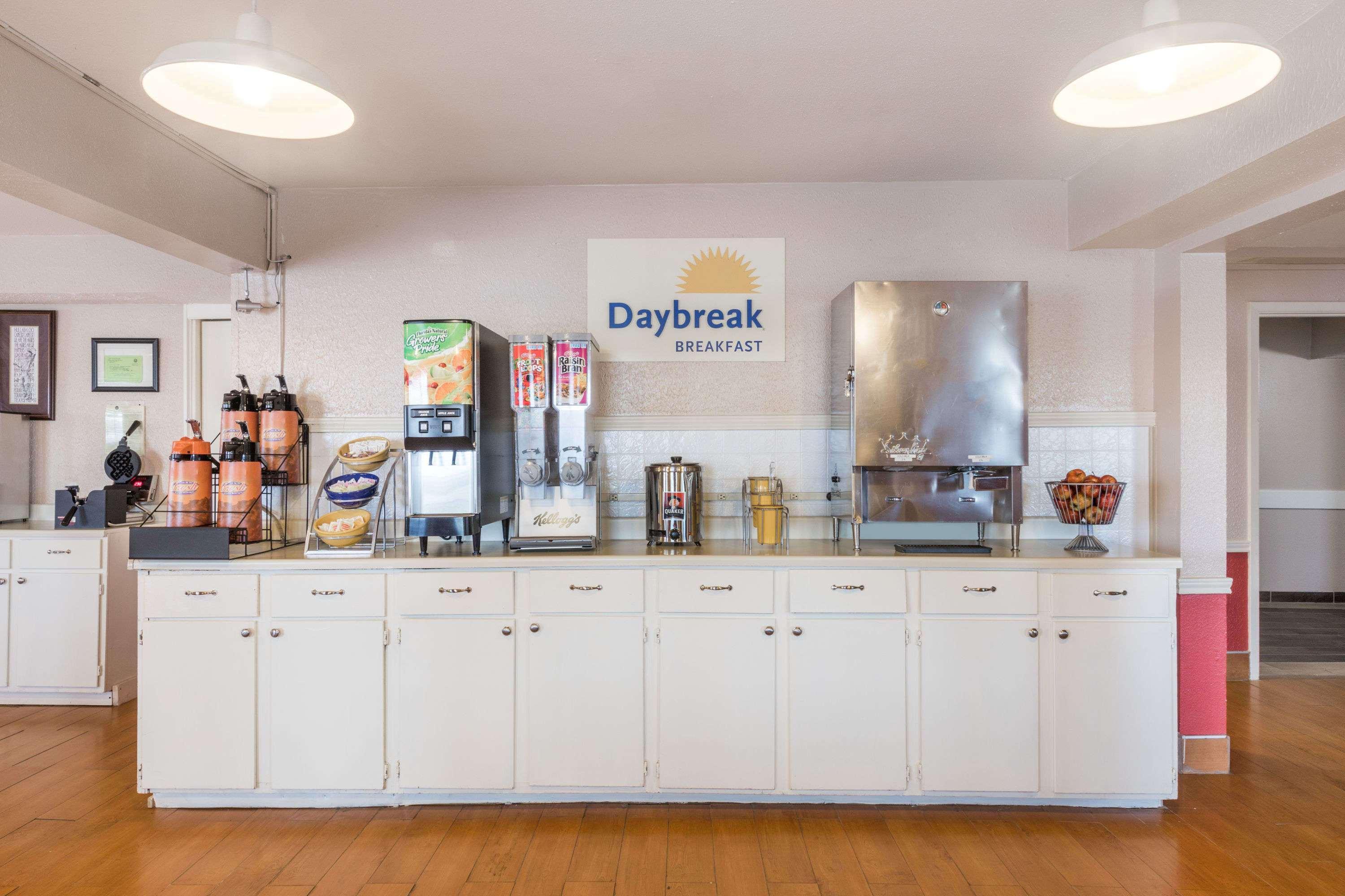 Days Inn By Wyndham College Station University Drive Εξωτερικό φωτογραφία