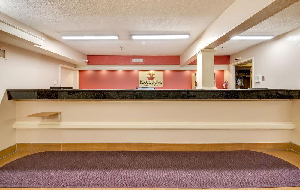 Days Inn By Wyndham College Station University Drive Εξωτερικό φωτογραφία