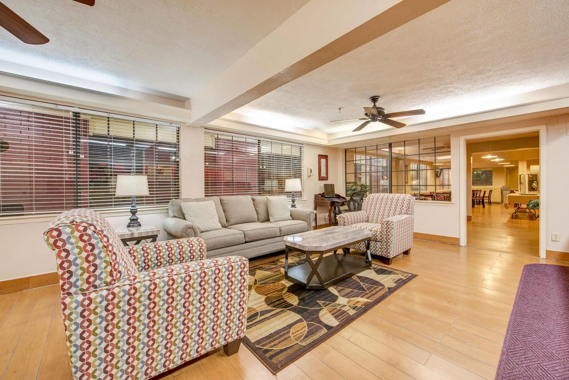 Days Inn By Wyndham College Station University Drive Εξωτερικό φωτογραφία